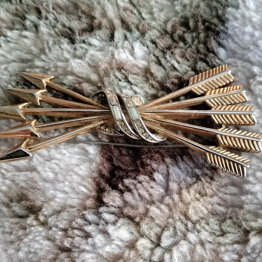 1940s Crown TRIFARI Costume Gold & Silver Tone Baguette Arrows Brooch
